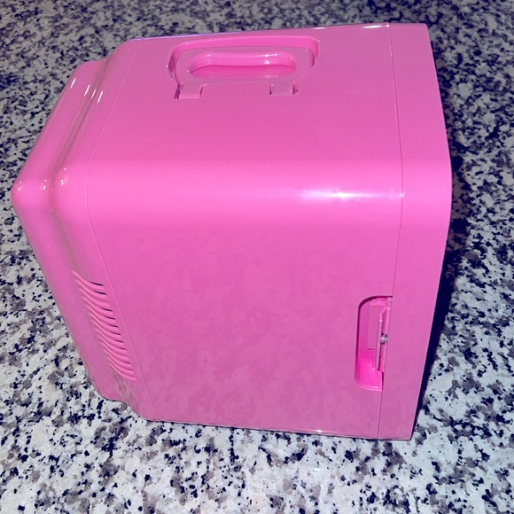 Hello Kitty Mini Fridge - Picture 12 of 14